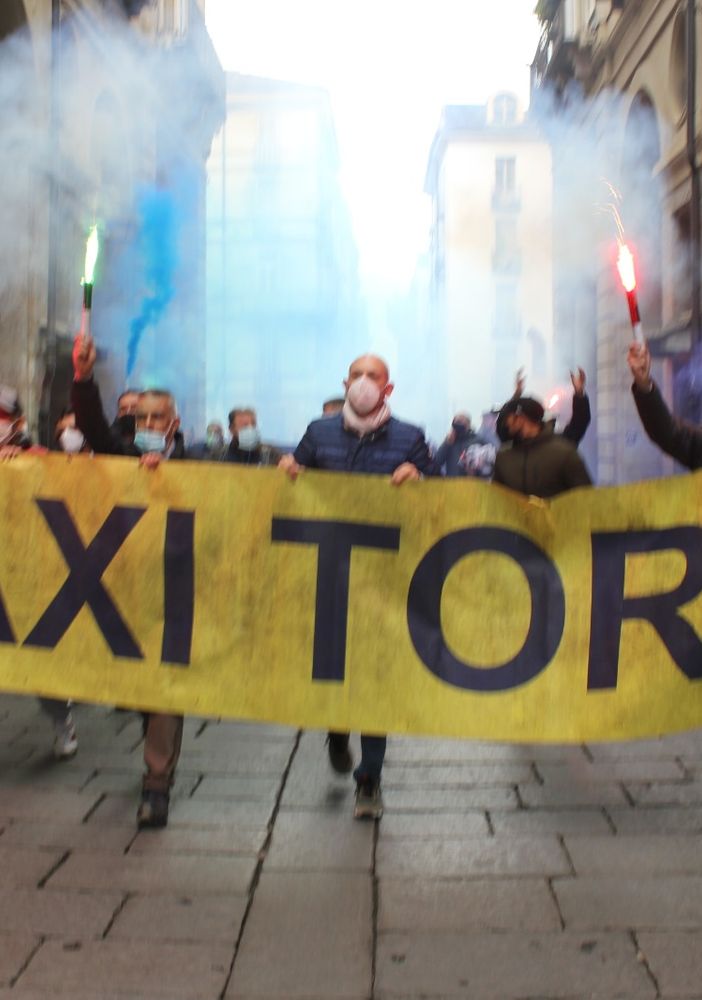 la protesta dei tassisti torinesi
