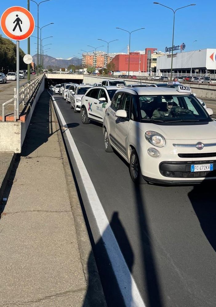Ncc e concorrenza sleale, i taxisti torinesi denunciano l'abusivismo dilagante