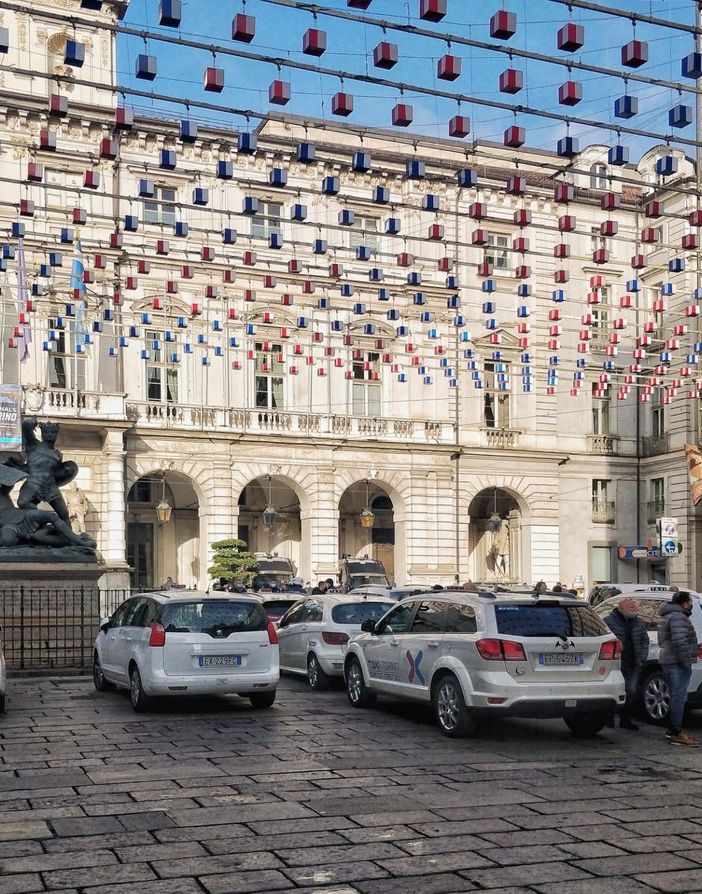 protesta taxi davanti al Comune