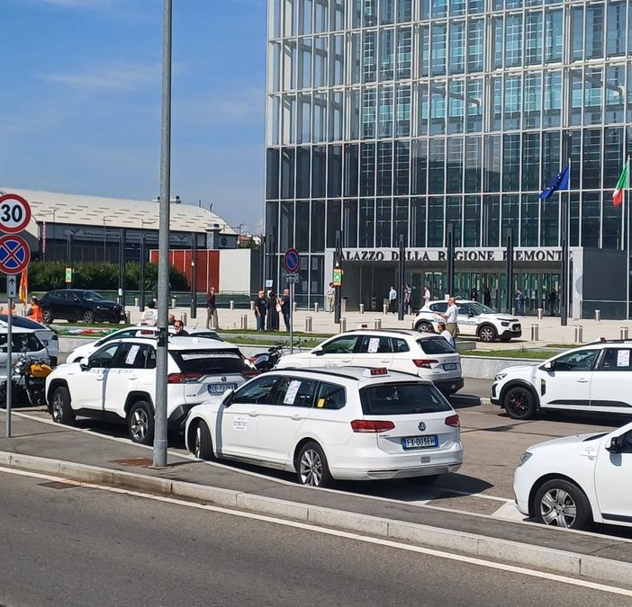 Abusivismo e concorrenza sleale, i taxisti protestano di fronte alla Regione