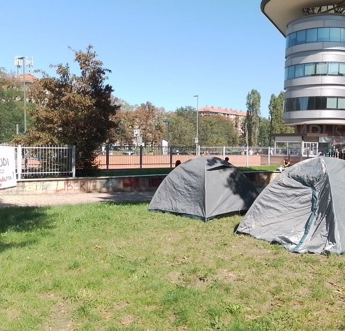 studenti in tenda