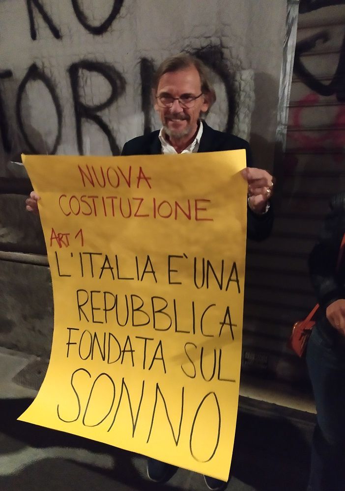 A Vanchiglia va in scena il flash mob pro-vineria: “Tirabusciò capro espiatorio” [FOTO e VIDEO]