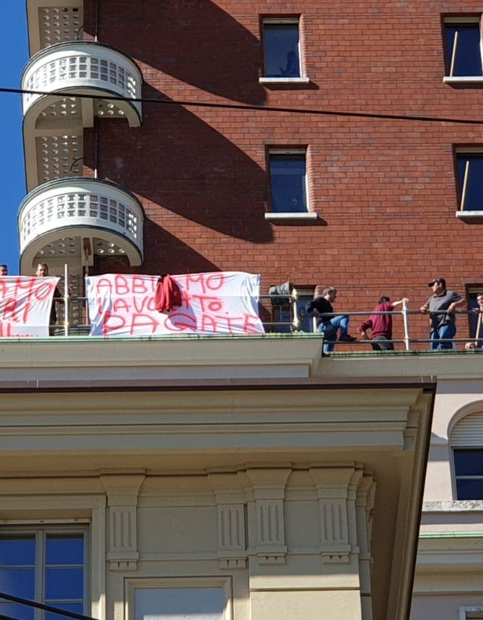 A Torino operai in protesta sulla torre littoria di piazza Castello (VIDEO)