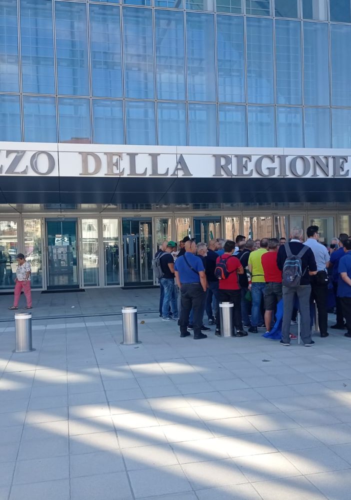 Protesta dei lavoratori del trasporto locale di fronte al grattacielo della Regione