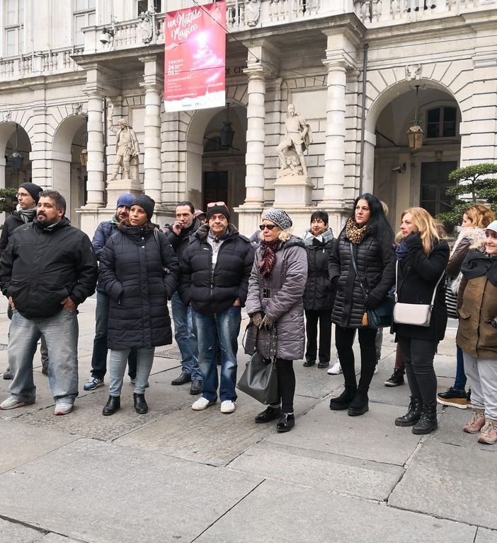 Da 5 mesi senza stipendio, lavoratori Tundo in protesta sotto il Comune: &quot;Vogliamo incontrare Appendino&quot;