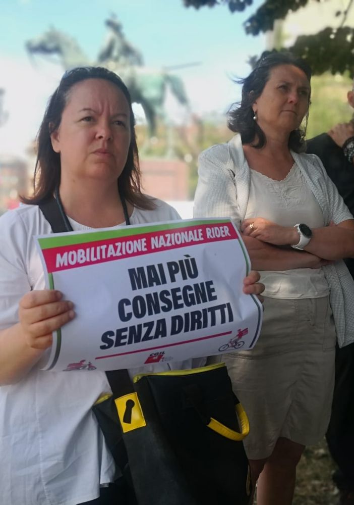 Uber Eats chiude in Italia, a Torino rider in protesta: &quot;Non abbiamo diritti e ammortizzatori sociali&quot;