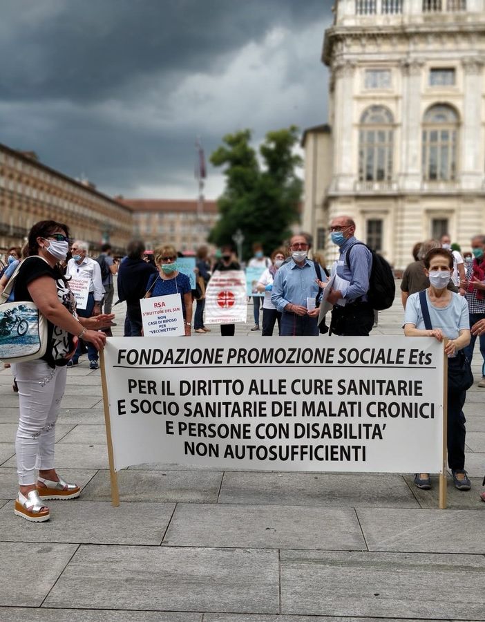 Vittime nelle rsa, protesta in piazza Castello: &quot;Morti a perdere, solo perché erano vecchi&quot;