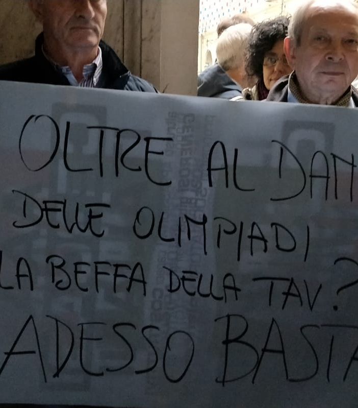 Torino, tensione sotto il Municipio: polizia si frappone tra i No Tav e i militanti di Forza Italia, favorevoli all'opera (VIDEO)