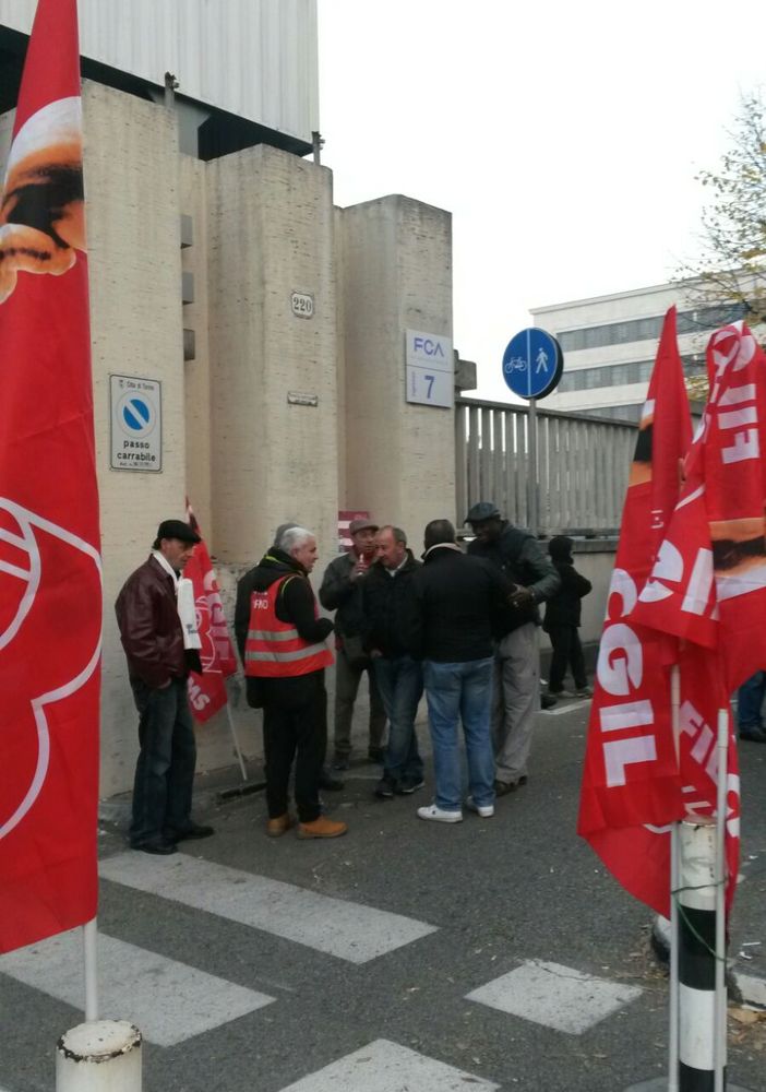 Pulizie industriali a Mirafiori: anche oggi i dipendenti manifestano fuori dai cancelli