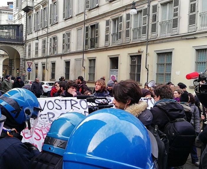 No-Tav, proteste al convegno alla Cavallerizza sulle grandi infrastrutture (VIDEO)