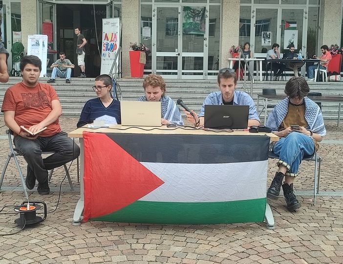 Saluto romano e manganellate al Politecnico occupato, gli studenti: &quot;Basta Polizia nell'Università&quot;