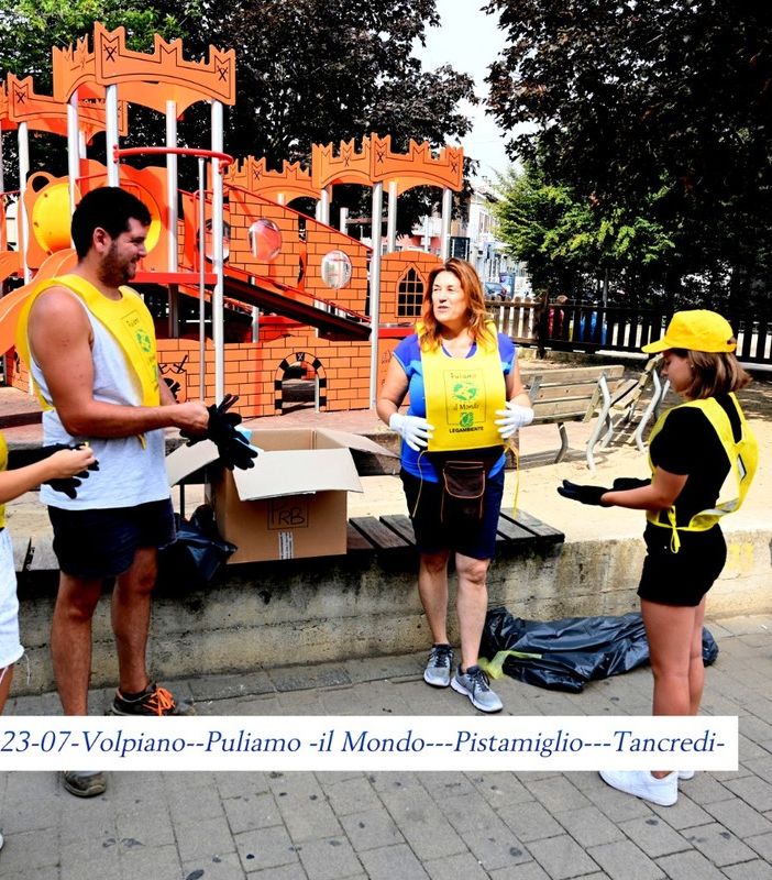 I volontari di “Puliamo Volpiano” sfidano il caldo: rimossi rifiuti in piazza Madonna delle Grazie
