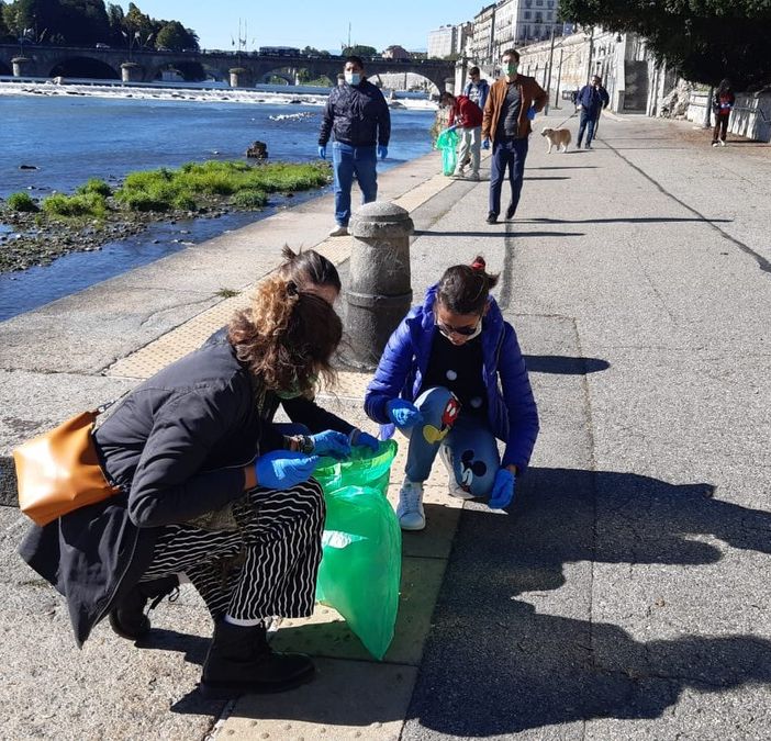 Il vento forte non basta: anche gli ambientalisti oggi hanno pulito i Murazzi [FOTO]