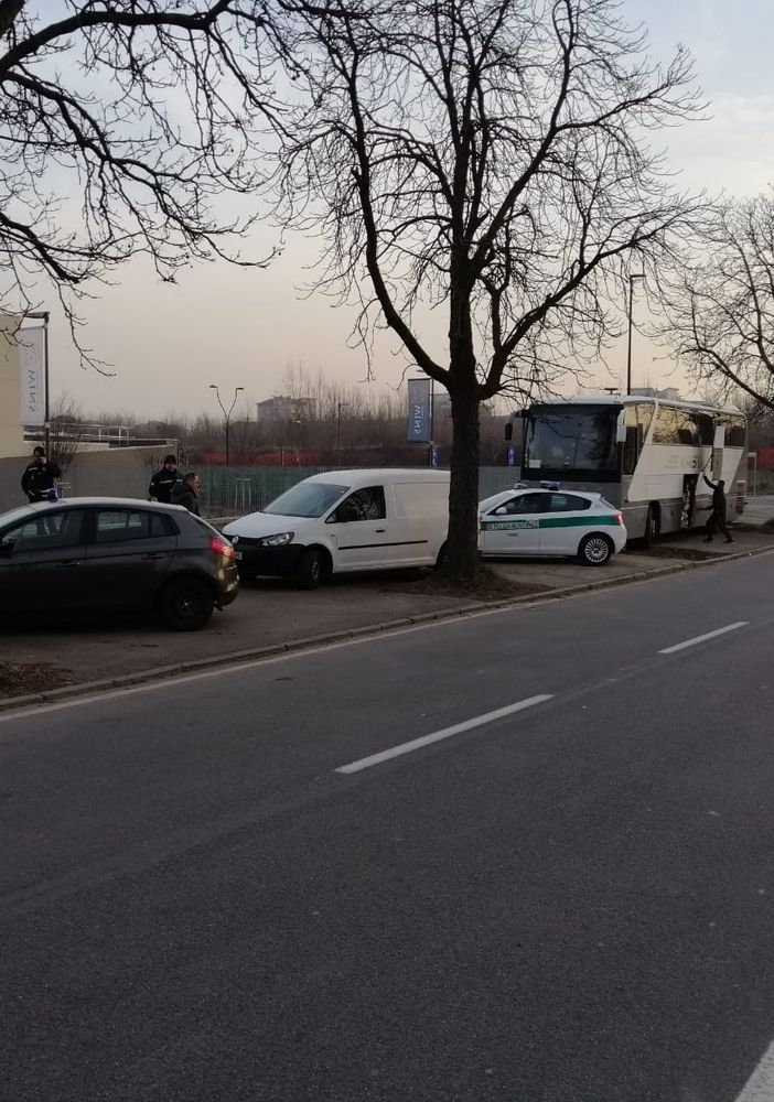 Sicurezza stradale, autobus fermato in via Traves dalla municipale: 2000 euro di multa