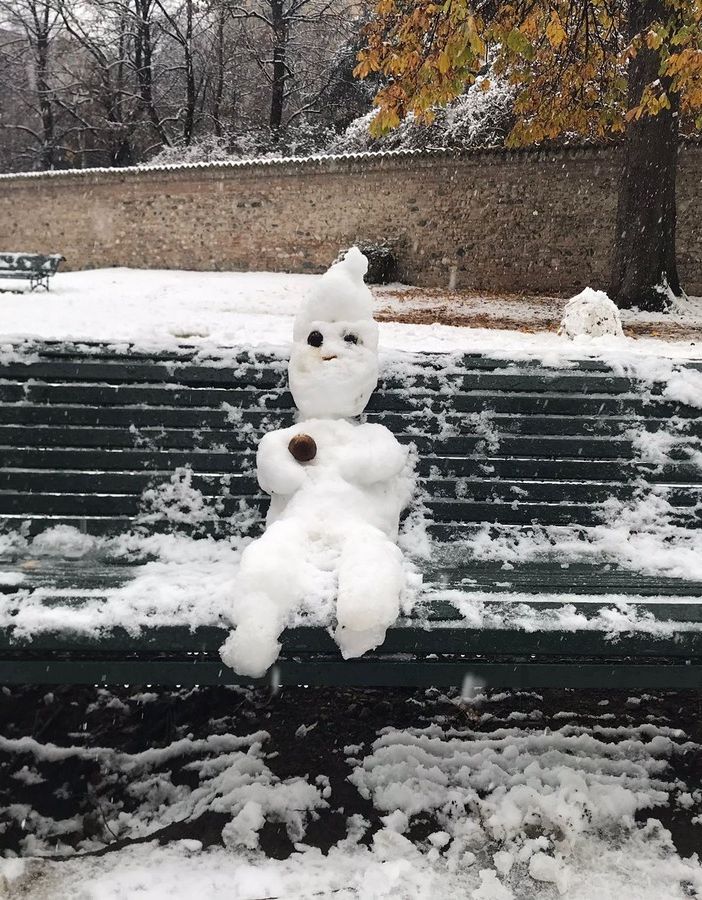 Nevicata in città, i torinesi tornano bambini: alla Tesoriera spuntano decine di pupazzi di neve [VIDEO e FOTO]