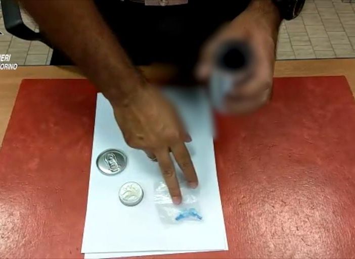Consegnavano “a domicilio” droga nascosta in lattine, pacchi di alimenti e accendini: scoperta rete di pusher nel Torinese