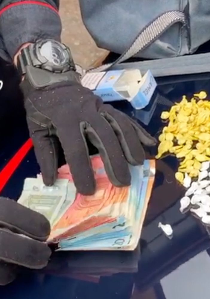 L'ultimo lancio è risultato fatale al pusher: a &quot;eliminarlo&quot; sono arrivate le manette dei carabinieri