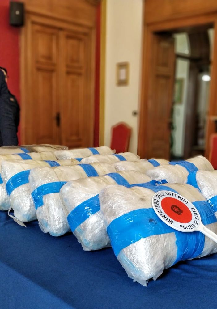 Nel bagaglio dell'auto presa a noleggio con 26 chili di marijuana: arrestato 30enne