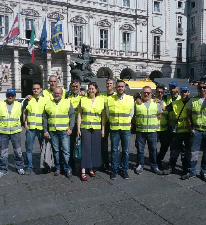 Torino, i politici diventano spazzini per un giorno