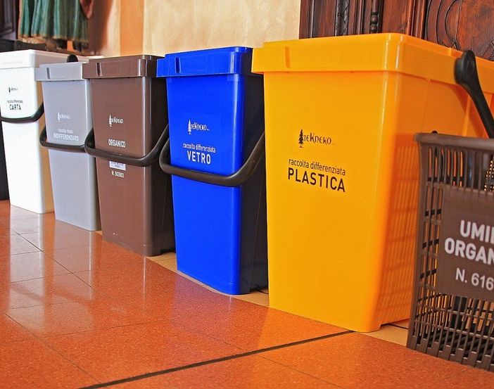 Covar14, Nuovi colori per i cassonetti della raccolta differenziata