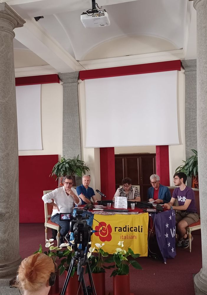 Raccolta firme da parte dei Radicali per sei proposte di legge