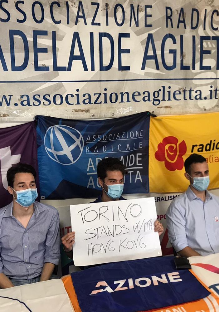 Torino scende in piazza in favore dei cittadini di Hong Kong: “Fermiamo la repressione della democrazia” [FOTO]