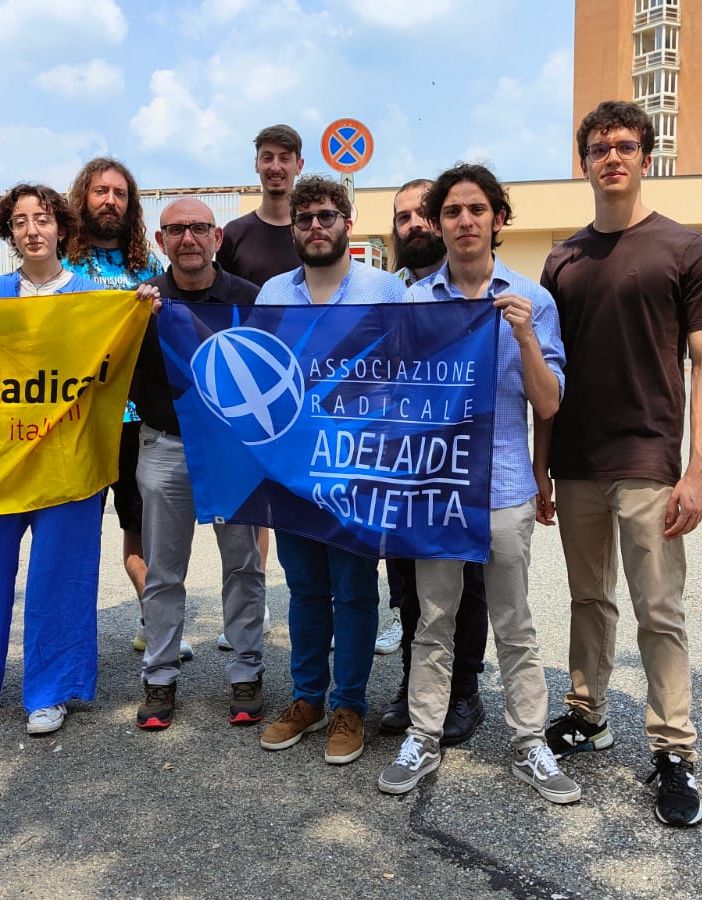 Attivisti fuori dalle Vallette