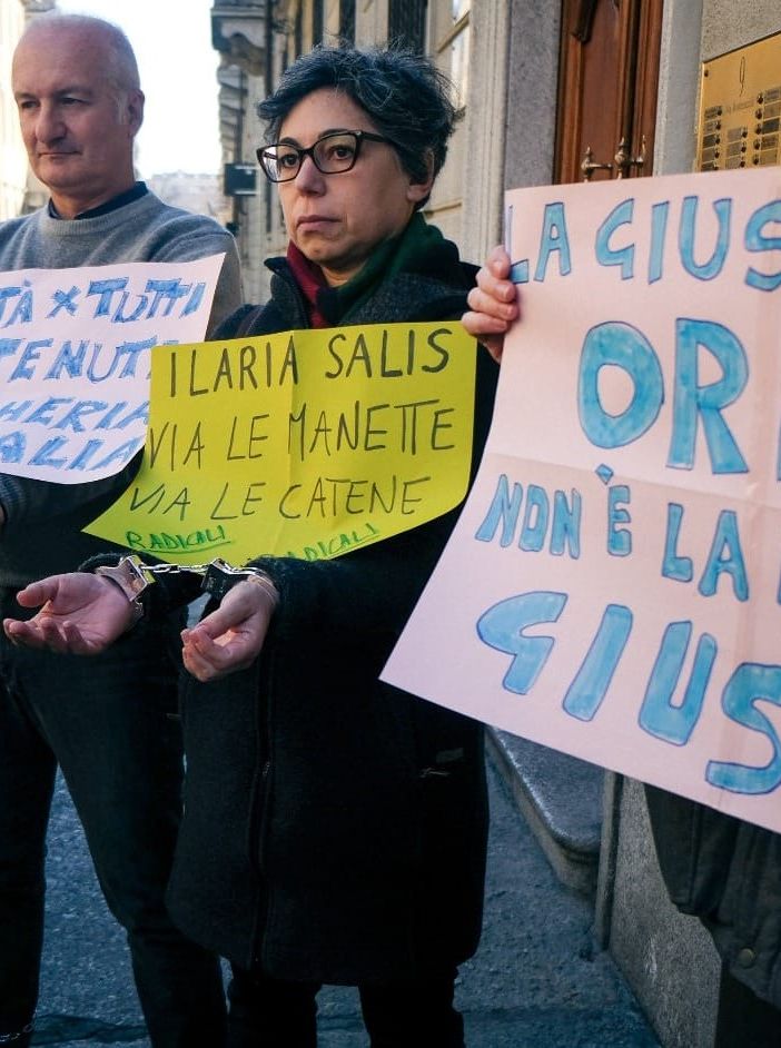 I Radicali incatenati e in manette solidali con Ilaria Salis: &quot;La giustizia di Orban non è la nostra&quot;