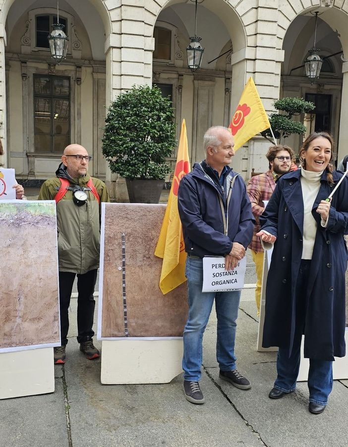 Consumo di suolo, a Torino i Radicali Italiani suonano la sveglia a Meloni: &quot;Un anno di diritti negati&quot; [VIDEO]