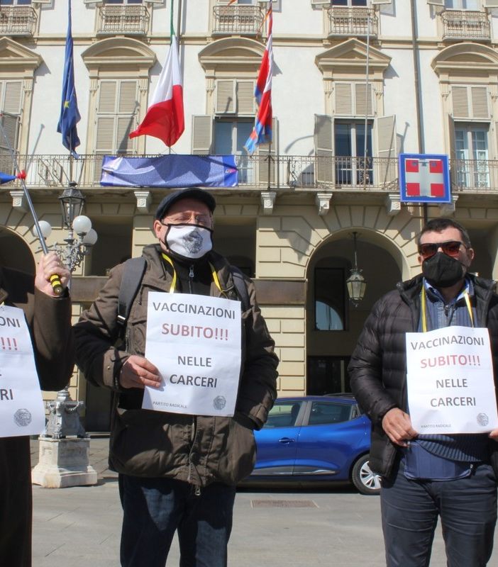 Flash mob del partito Radicale davanti alla Regione: “Subito vaccini nelle carceri piemontesi” [VIDEO]