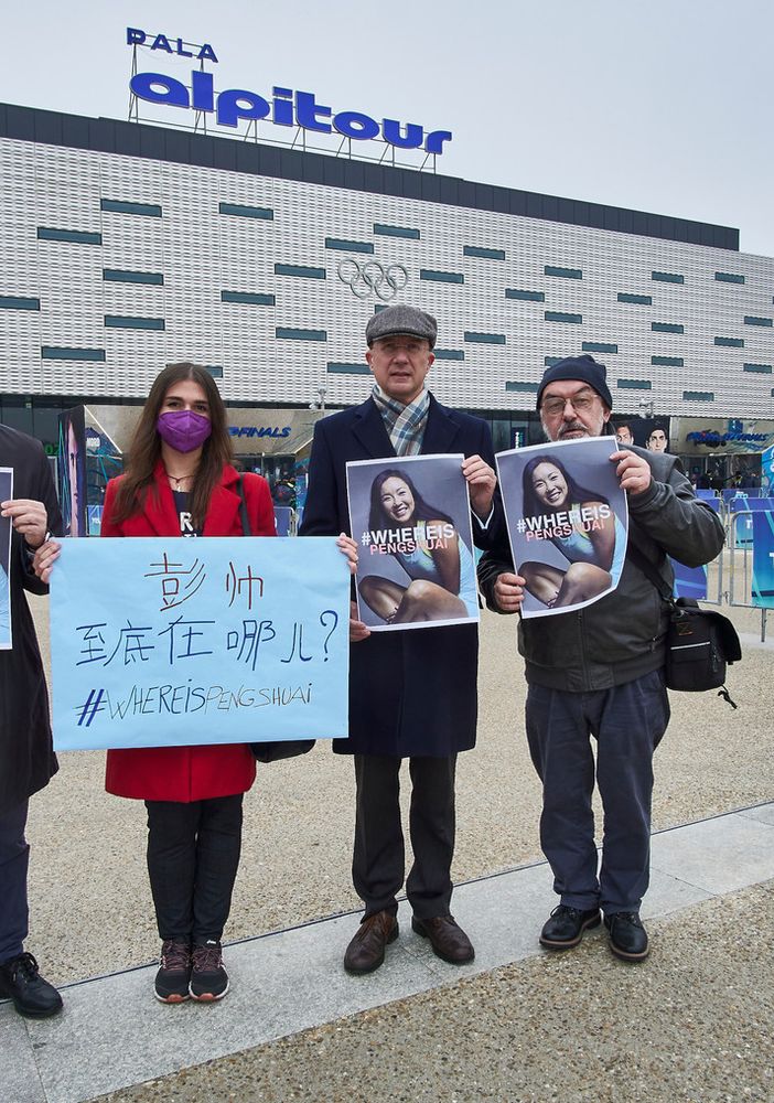 Flashmob radicale di fronte al Pala Alpitour per la tennista cinese scomparsa Peng Shuai