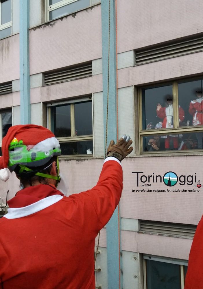 Nemmeno la pioggia ferma una solidarietà a prova di bomba: decimo raduno per i Babbi Natale sotto le finestre del Regina Margherita [FOTO e VIDEO]