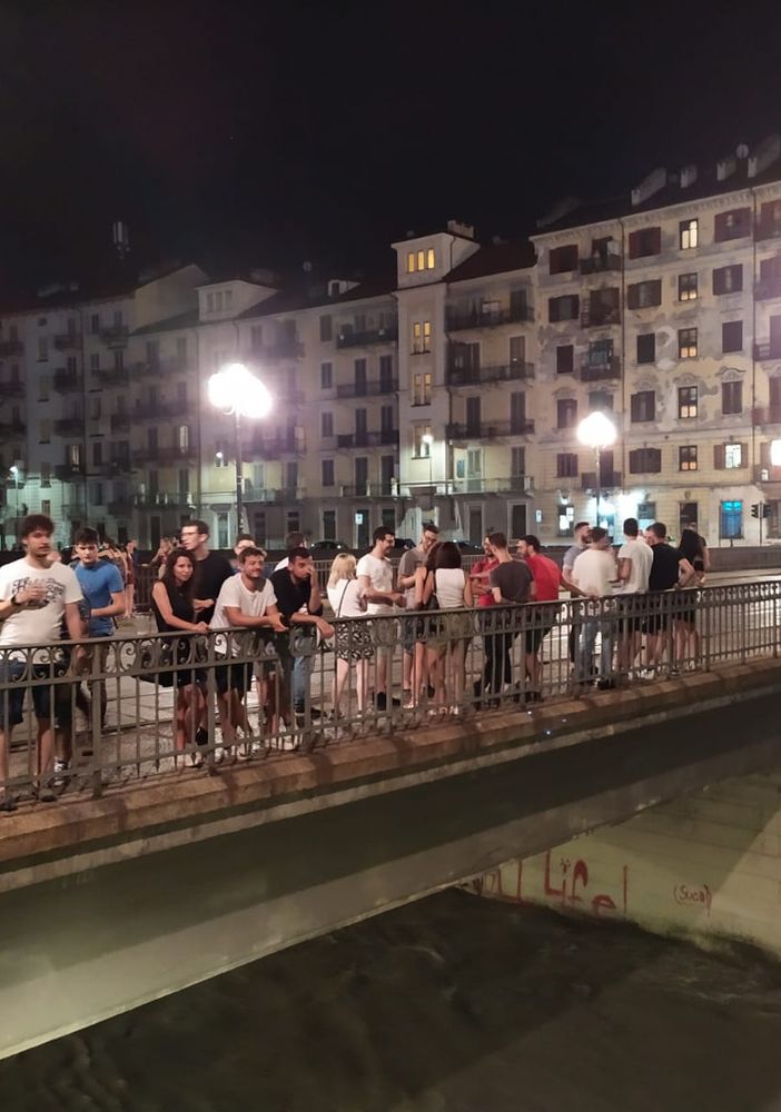 Ragazza scivola nella Dora ma riesce a risalire