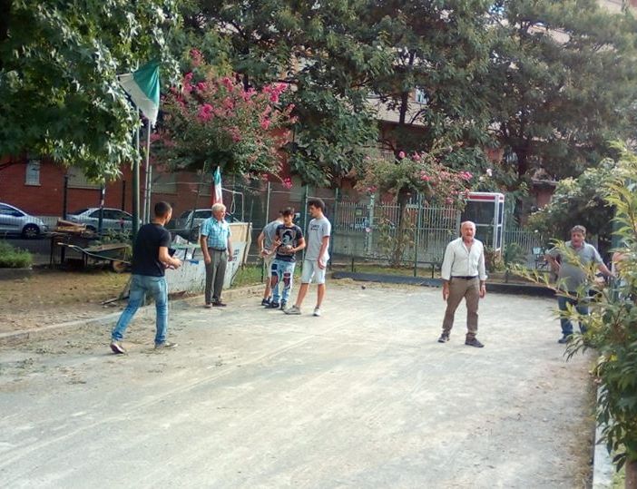 Una bocciofila aperta ai giovani del quartiere, prove di convivenza in piazza Risorgimento