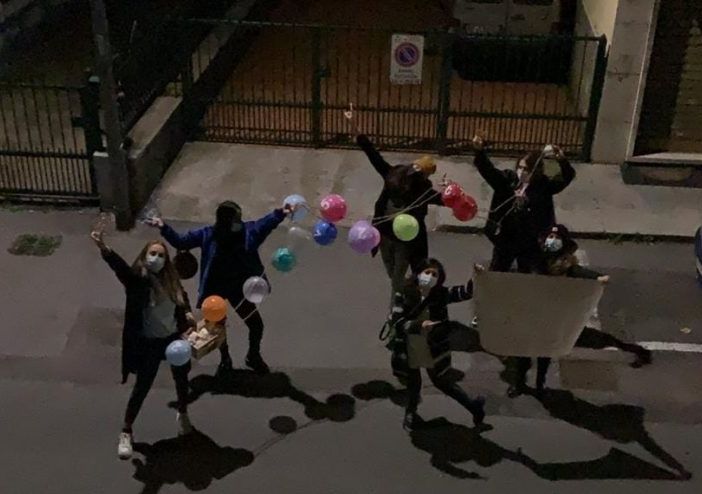 Nichelino, festa in strada (prima della zona rossa) per l'amica in quarantena. Nel rispetto delle norme anti Covid