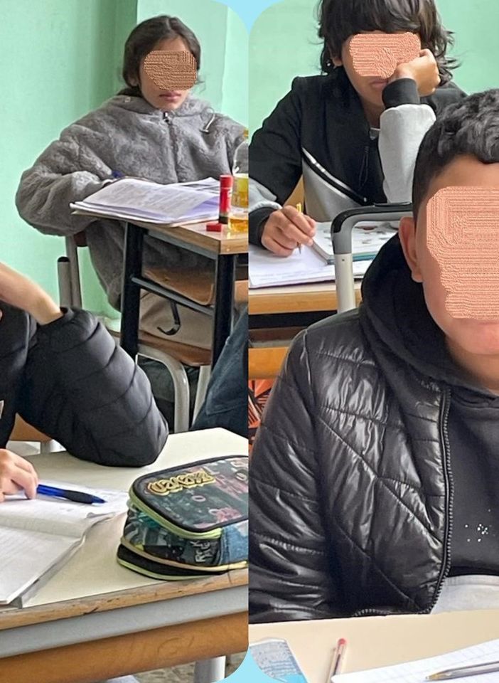 Ragazzi in classe con giubbotti pesanti
