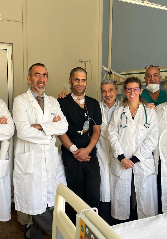 paziente in mezzo a molti medici