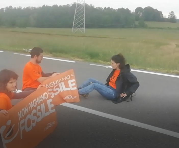 protesta ambientalisti in mezzo alla strada