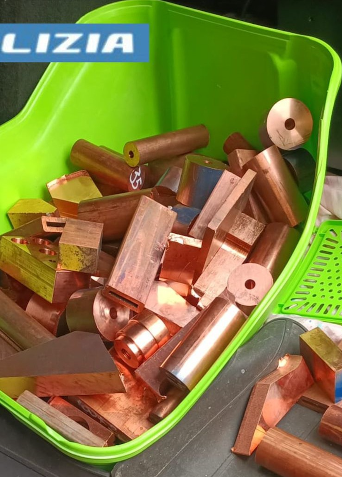 Fermati in via Pianezza con 140 chili di rame: denunciati per riciclaggio