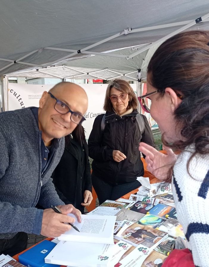 Scrittore che firma copie di un libro