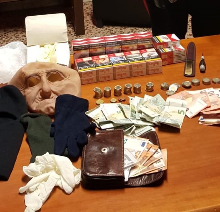 Rapinavano le tabaccherie armati di pistola e bomba a mano (non funzionanti): arrestati dopo un &quot;colpo&quot; in via Montebello