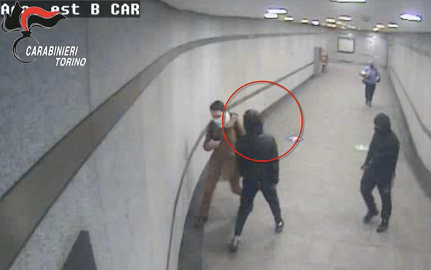 Incubo baby gang, rapine con coltelli per rubare portafogli e telefoni: arrestati 4 minorenni [VIDEO]