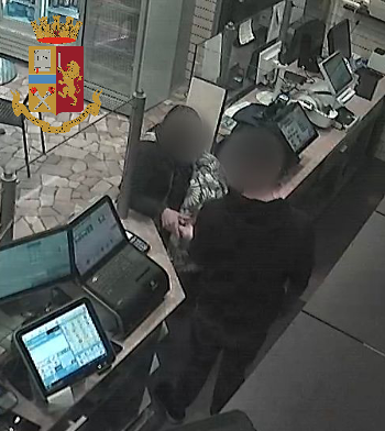 Tabaccaio ipnotizzato e rapinato da 8mila euro: arrestate due donne