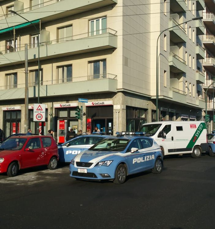 Sparatoria davanti all'Unicredit di piazza Stampalia: rapinato un furgone portavalori, ferita una guardia giurata