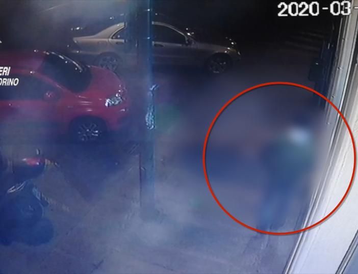 Rapinano un uomo mentre preleva farmaci di notte in via Nizza: arrestati dai carabinieri