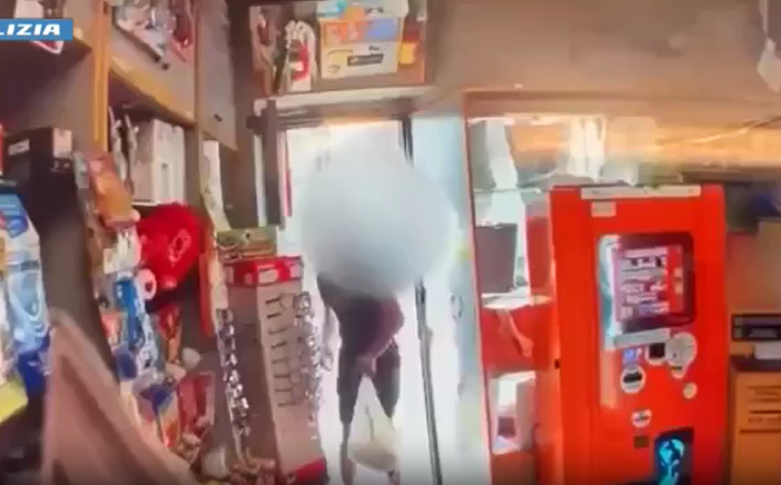 uomo che rapina una tabaccheria