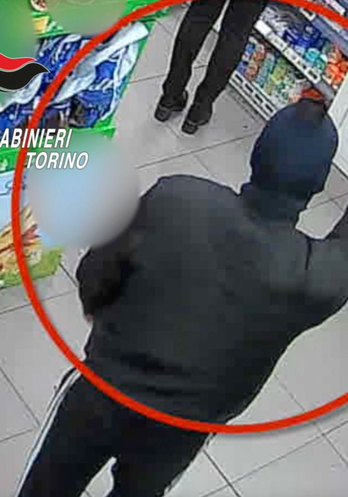 Rapinatore fa irruzione in due negozi a volto coperto e armato di coltello: paura in centro a Torino [VIDEO]