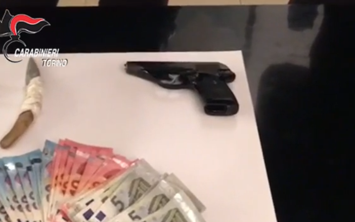 Soldi e una pistola su un tavolo dei carabinieri