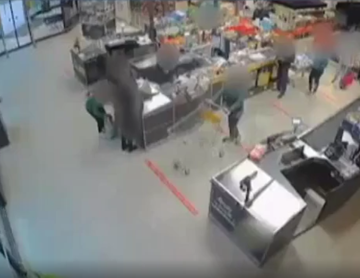 rapinatori in un supermercato
