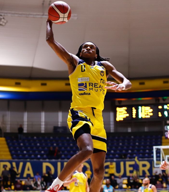 partita di basket con giocatore in azione